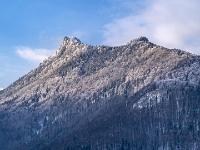 Teleblick zum winterlichen Zellerhorn bei Aschau
